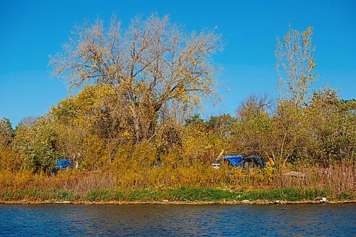 MIKE DEAL / WINNIPEG FREE PRESS
A fair number of tents and shelters have appeared along the Red River between The Forks and the North Perimeter Hwy this year.
See Malak Abas story
211007 - Thursday, October 07, 2021.