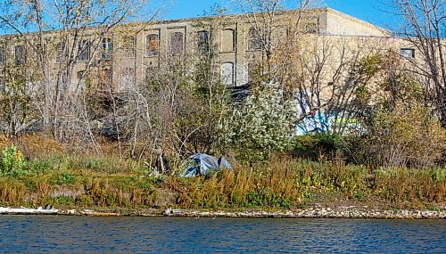 MIKE DEAL / WINNIPEG FREE PRESS
A fair number of tents and shelters have appeared along the Red River between The Forks and the North Perimeter Hwy this year.
See Malak Abas story
211007 - Thursday, October 07, 2021.