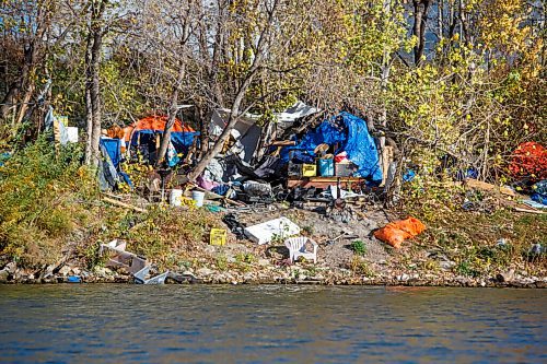 MIKE DEAL / WINNIPEG FREE PRESS
A fair number of tents and shelters have appeared along the Red River between The Forks and the North Perimeter Hwy this year.
See Malak Abas story
211007 - Thursday, October 07, 2021.