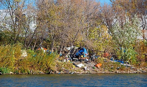 MIKE DEAL / WINNIPEG FREE PRESS
A fair number of tents and shelters have appeared along the Red River between The Forks and the North Perimeter Hwy this year.
See Malak Abas story
211007 - Thursday, October 07, 2021.