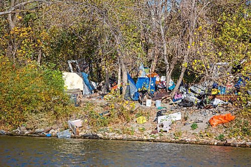 MIKE DEAL / WINNIPEG FREE PRESS
A fair number of tents and shelters have appeared along the Red River between The Forks and the North Perimeter Hwy this year.
See Malak Abas story
211007 - Thursday, October 07, 2021.