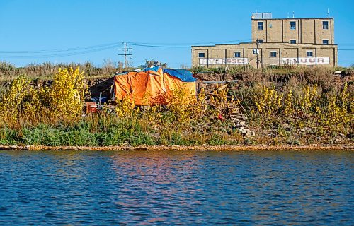 MIKE DEAL / WINNIPEG FREE PRESS
A fair number of tents and shelters have appeared along the Red River between The Forks and the North Perimeter Hwy this year.
See Malak Abas story
211007 - Thursday, October 07, 2021.