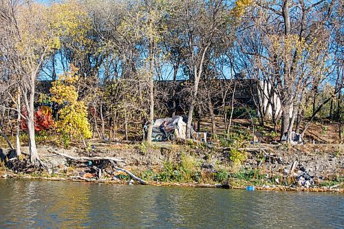 MIKE DEAL / WINNIPEG FREE PRESS
A fair number of tents and shelters have appeared along the Red River between The Forks and the North Perimeter Hwy this year.
See Malak Abas story
211007 - Thursday, October 07, 2021.