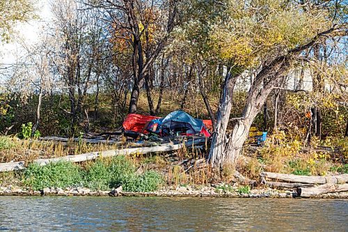 MIKE DEAL / WINNIPEG FREE PRESS
A fair number of tents and shelters have appeared along the Red River between The Forks and the North Perimeter Hwy this year.
See Malak Abas story
211007 - Thursday, October 07, 2021.