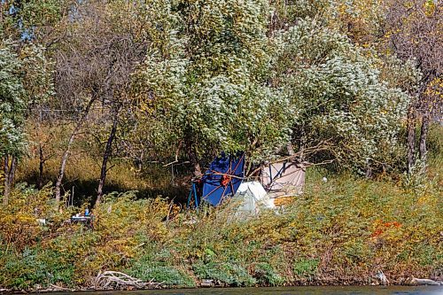 MIKE DEAL / WINNIPEG FREE PRESS
A fair number of tents and shelters have appeared along the Red River between The Forks and the North Perimeter Hwy this year.
See Malak Abas story
211007 - Thursday, October 07, 2021.