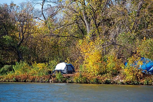 MIKE DEAL / WINNIPEG FREE PRESS
A fair number of tents and shelters have appeared along the Red River between The Forks and the North Perimeter Hwy this year.
See Malak Abas story
211007 - Thursday, October 07, 2021.