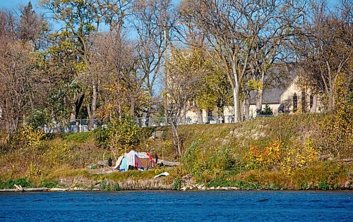 MIKE DEAL / WINNIPEG FREE PRESS
A fair number of tents and shelters have appeared along the Red River between The Forks and the North Perimeter Hwy this year.
See Malak Abas story
211007 - Thursday, October 07, 2021.