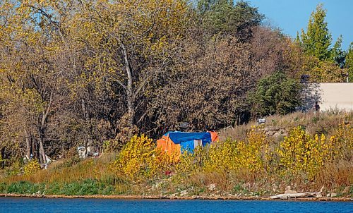 MIKE DEAL / WINNIPEG FREE PRESS
A fair number of tents and shelters have appeared along the Red River between The Forks and the North Perimeter Hwy this year.
See Malak Abas story
211007 - Thursday, October 07, 2021.