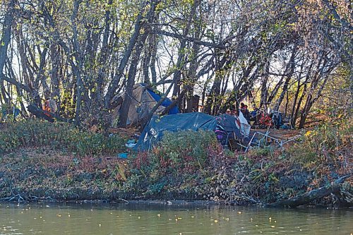 MIKE DEAL / WINNIPEG FREE PRESS
A fair number of tents and shelters have appeared along the Red River between The Forks and the North Perimeter Hwy this year.
See Malak Abas story
211007 - Thursday, October 07, 2021.