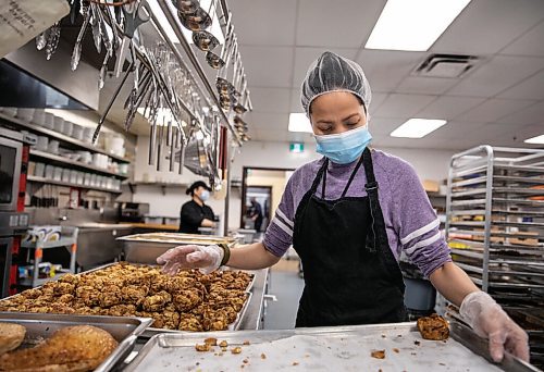 JESSICA LEE / WINNIPEG FREE PRESS

Judith Bulaong, a staff member at Siloam Mission, prepares stuffing which was served to dozens of community members on October 8, 2021 for Thanksgiving lunch.

Reporter: Erik