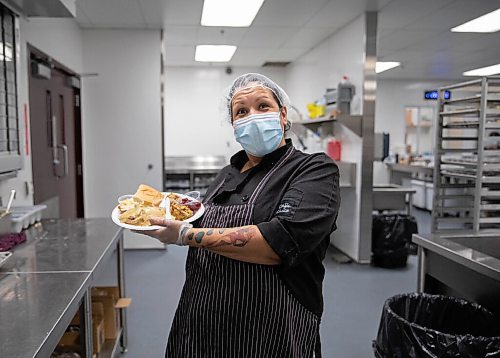 JESSICA LEE / WINNIPEG FREE PRESS

Sonja Lavallee, a staff member, holds up a plate of Thanksgiving lunch in Siloam Missions kitchen on October 8, 2021. The organization fed dozens of community members earlier.

Reporter: Erik


