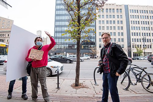 MIKE SUDOMA / Winnipeg Free Press
Photographer, Ian McCausland, photographs a portrait of Thomas Harper on Main St as part of a photo project named #Freedom55. McCausland is photographing 55 portraits on his 55th birthday to raise donations for Harvest Manitoba Friday afternoon
October 8, 2021