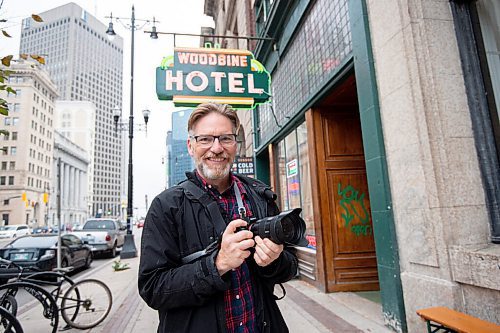 MIKE SUDOMA / Winnipeg Free Press
Photographer, Ian McCausland, smiles in between photographing portraits for his project #Freedom55. McCausland is photographing 55 portraits on his 55th birthday to raise donations for Harvest Manitoba.
October 8, 2021