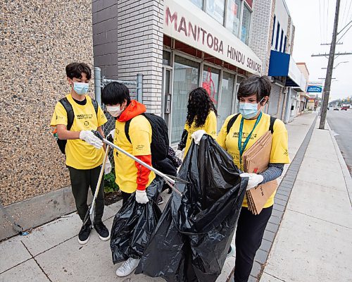 MIKE SUDOMA / Winnipeg Free Press
Anna Swaine, (right) a teacher at General Wolfe School, leads her home room class as they take part in a school wide Sweep Off event where students take to the West End neighbourhood to pick up garbage Friday afternoon.
October 8, 2021