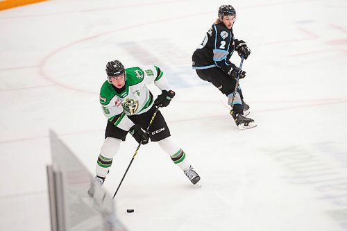 MIKE SUDOMA / Winnipeg Free Press
Prince Albert Raiders centre, Reece Vitelli, makes his way down the ice past Ice defence, Karter Prosofsky during their game Saturday night at Wayne Fleming Arena
October 8, 2021