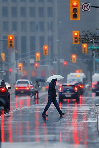 JOHN WOODS / WINNIPEG FREE PRESS
People cross Portage Avenue in the rain in downtown Winnipeg Sunday, October 10, 2021. 

Reporter: standup