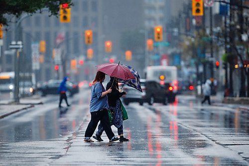 JOHN WOODS / WINNIPEG FREE PRESS
People cross Portage Avenue in the rain in downtown Winnipeg Sunday, October 10, 2021. 

Reporter: standup