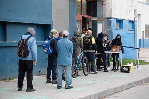 JOHN WOODS / WINNIPEG FREE PRESS
Volunteers hand out bagged Thanksgiving meals at Agape Table Winnipeg Sunday, October 10, 2021. 

Reporter: Abas