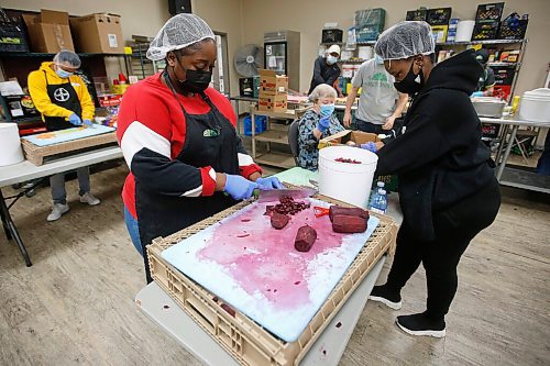 JOHN WOODS / WINNIPEG FREE PRESS
Volunteers Precious Malimbiza and Kudzai Mukudzavu with Bunty Anderson, centre, prepare bagged Thanksgiving meals at Agape Table Winnipeg Monday, October 11, 2021.  

Reporter: Abas