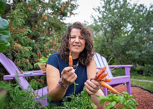 JESSICA LEE / WINNIPEG FREE PRESS

Getty Stewart, a local chef, picks produce on October 8, 2021, from her front yard where she keeps a garden filled with a variety of vegetables and herbs.


