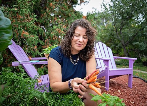 JESSICA LEE / WINNIPEG FREE PRESS

Getty Stewart, a local chef, picks produce on October 8, 2021, from her front yard where she keeps a garden filled with a variety of vegetables and herbs.



