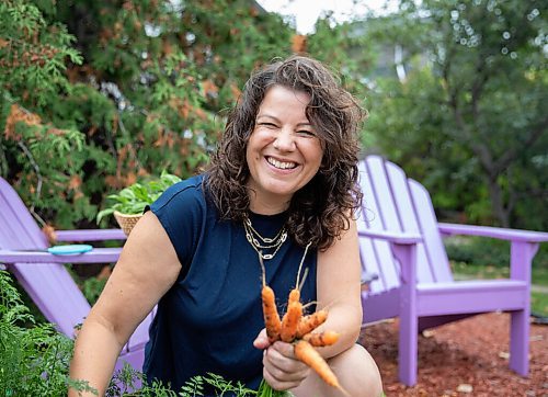JESSICA LEE / WINNIPEG FREE PRESS

Getty Stewart, a local chef, picks produce on October 8, 2021, from her front yard where she keeps a garden filled with a variety of vegetables and herbs.




