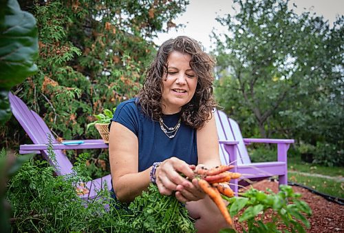JESSICA LEE / WINNIPEG FREE PRESS

Getty Stewart, a local chef, picks produce on October 8, 2021, from her front yard where she keeps a garden filled with a variety of vegetables and herbs.




