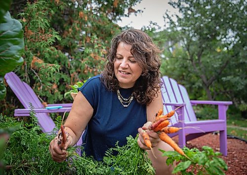 JESSICA LEE / WINNIPEG FREE PRESS

Getty Stewart, a local chef, picks produce on October 8, 2021, from her front yard where she keeps a garden filled with a variety of vegetables and herbs.

