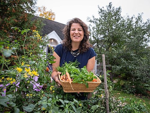 JESSICA LEE / WINNIPEG FREE PRESS

Getty Stewart, a local chef, poses for a photo on October 8, 2021, in her front yard where she keeps a garden of produce which she then cooks in her meals.




