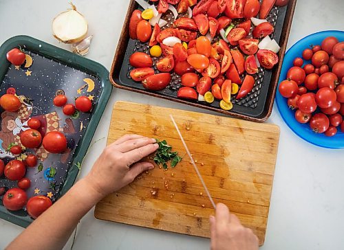 JESSICA LEE / WINNIPEG FREE PRESS

Getty Stewart, a local chef, gets ready to roast tomatoes she picked from her garden on October 8, 2021.

