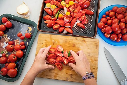JESSICA LEE / WINNIPEG FREE PRESS

Getty Stewart, a local chef, gets ready to roast tomatoes she picked from her garden on October 8, 2021.

