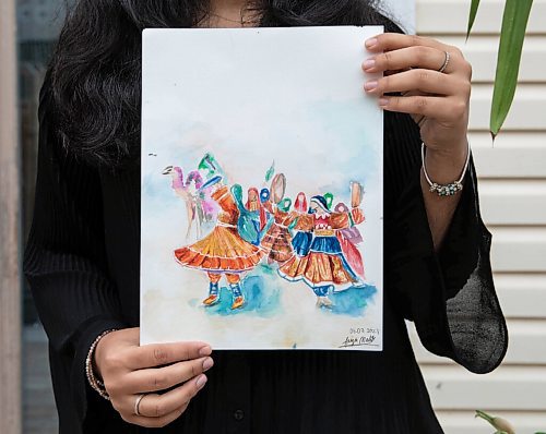 JESSICA LEE / WINNIPEG FREE PRESS

Faiza Malik, 16, holds up her untitled painting.

Reporter: Sabrina

