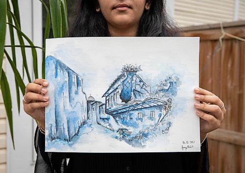 JESSICA LEE / WINNIPEG FREE PRESS

Faiza Malik, 16, holds up her painting titled City of Bombs.

Reporter: Sabrina




