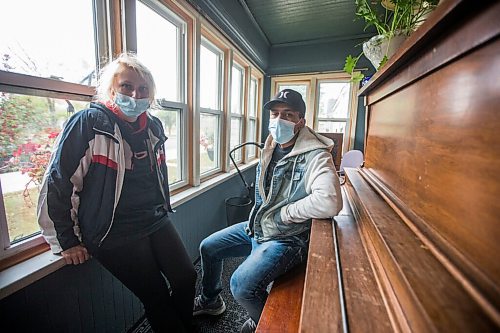 MIKAELA MACKENZIE / WINNIPEG FREE PRESS

Tabitha Andrusko and Nathaniel Rauch pose for a portrait at Morberg House in Winnipeg on Wednesday, Oct. 13, 2021. Both are waiting to access the RAAM clinics for addiction treatment. For Malak Abas story.
Winnipeg Free Press 2021.