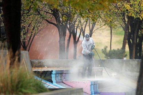 SHANNON VANRAES/WINNIPEG FREE PRESS
Scott Myers of Wash on Wheels removes paint from the skate park at The Forks on October 14, 2021.