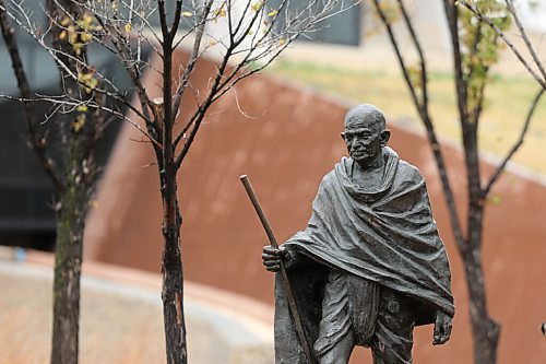 SHANNON VANRAES/WINNIPEG FREE PRESS
The Mahatma Gandhi Statue near The Forks Market is ensconced by bare tree branches on October 14, 2021.
