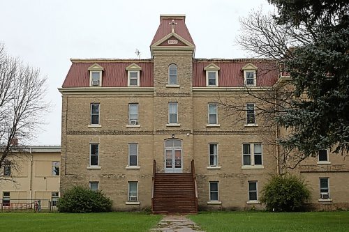 SHANNON VANRAES/WINNIPEG FREE PRESS
A former convent up for sale in the town of St. Jean Baptiste.
