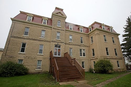 SHANNON VANRAES/WINNIPEG FREE PRESS
A former convent up for sale in the town of St. Jean Baptiste.
