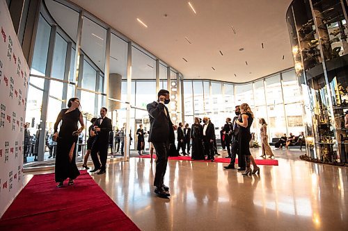 MIKE SUDOMA / Winnipeg Free Press
Guests mingle amongst each other along the red carpet during the Quamajaq Ball at the Winnipeg Art Gallery Saturday night
October 14, 2021