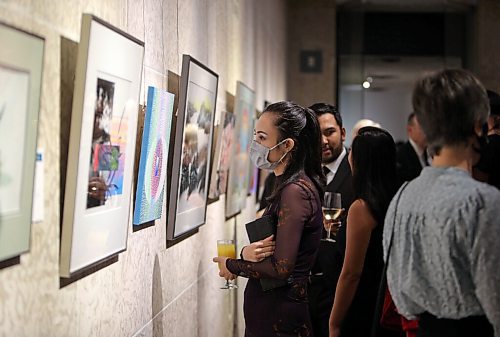 JASON HALSTEAD / WINNIPEG FREE PRESS
Attendees check out art up for auction at the Winnipeg Art Gallerys 2021 Gallery Ball on Oct. 16, 2021.