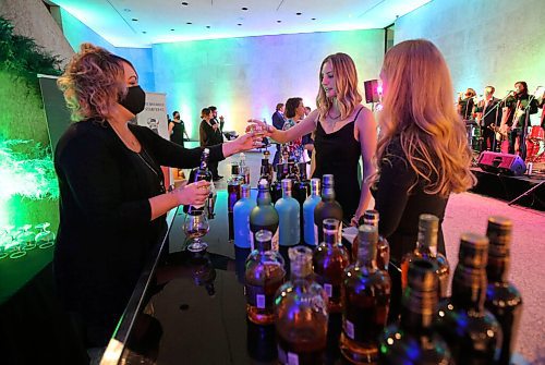 JASON HALSTEAD / WINNIPEG FREE PRESS
Jordan Karlson (right) and Julia Krovats sample whiskey with Christy Sawler (left), territory manager for Southern Glazer's Wine and Spirits of Canada at the Winnipeg Art Gallerys 2021 Gallery Ball on Oct. 16, 2021.