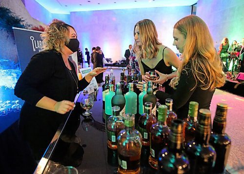 JASON HALSTEAD / WINNIPEG FREE PRESS
Jordan Karlson (right) and Julia Krovats sample whiskey with Christy Sawler (left), territory manager for Southern Glazer's Wine and Spirits of Canada at the Winnipeg Art Gallerys 2021 Gallery Ball on Oct. 16, 2021.