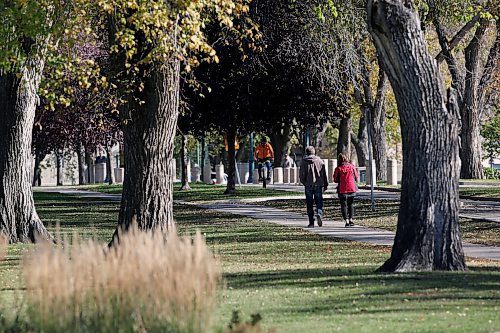 JOHN WOODS / WINNIPEG FREE PRESS
People enjoy nice weather along Assiniboine Ave in Winnipeg Sunday, October 17, 2021. 

Reporter: SU