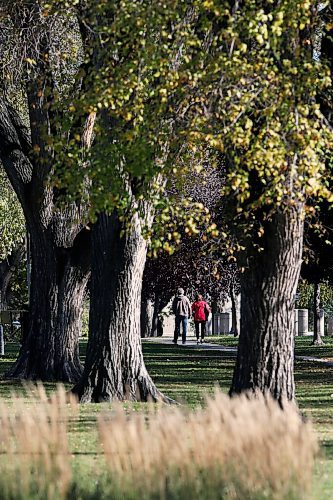 JOHN WOODS / WINNIPEG FREE PRESS
People enjoy nice weather along Assiniboine Ave in Winnipeg Sunday, October 17, 2021. 

Reporter: SU