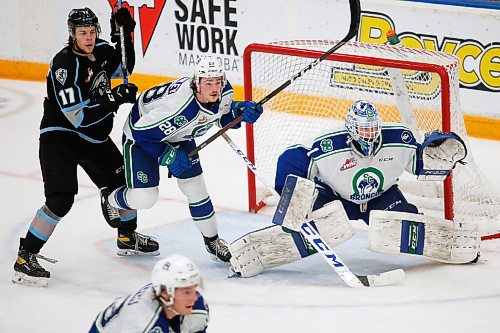 JOHN WOODS / WINNIPEG FREE PRESS
Swift Current Broncos goaltender Isaac Poulter (1) keeps his eye on the puck during second period WHL action against the Winnipeg Ice in Winnipeg on Sunday, October 17, 2021.
