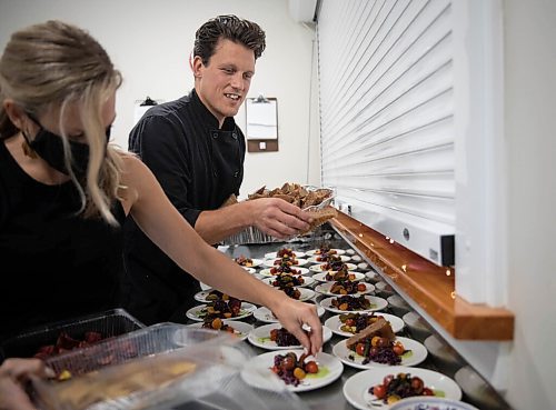 JESSICA LEE / WINNIPEG FREE PRESS

Chef Matty Neufeld prepares a fall harvest salad for the Free Press Fall Supper at Whitetail Meadow on October 17, 2021.






