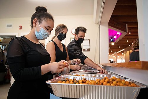 JESSICA LEE / WINNIPEG FREE PRESS

Chef Matty Neufeld (right) prepares a fall harvest salad with help from Shanice Raymond (left) and Jessica Albrechtsen (middle) for the Free Press Fall Supper at Whitetail Meadow on October 17, 2021.





