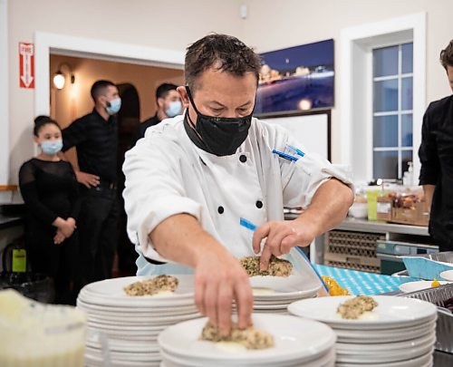 JESSICA LEE / WINNIPEG FREE PRESS

A chef plates sunflower-oil-poached chicken breasts for the Free Press Fall Supper at Whitetail Meadow on October 17, 2021.







