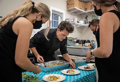 JESSICA LEE / WINNIPEG FREE PRESS

Chefs plate sunflower-oil-poached chicken breasts for the Free Press Fall Supper at Whitetail Meadow on October 17, 2021.







