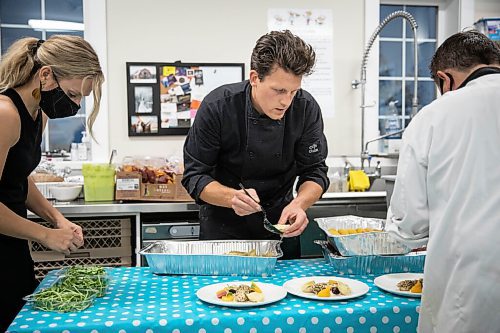 JESSICA LEE / WINNIPEG FREE PRESS

Chefs plate sunflower-oil-poached chicken breasts for the Free Press Fall Supper at Whitetail Meadow on October 17, 2021.






